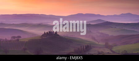 Podere Belvedere e la campagna toscana all'alba, San Quirico d'Orcia, Toscana, Italia