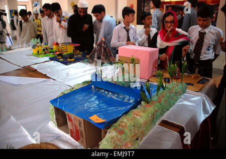 I visitatori prendere vivo interesse in una fase di stallo durante la mostra Arte organizzato dalla Università risvegliando tenutasi a Peshawar Martedì, 21 aprile 2015. Foto Stock