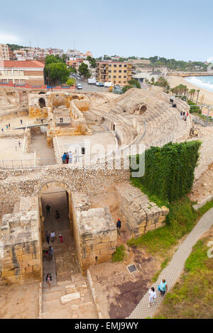 Tarragona, Spagna - 16 agosto 2014: Lo storico anfiteatro di Tarragona con pochi turisti, Catalogna, Spagna, verticale p Foto Stock