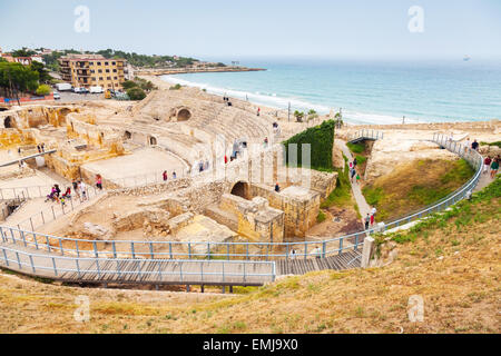 Tarragona, Spagna - 16 agosto 2014: Lo storico anfiteatro di Tarragona con pochi turisti, Catalogna, Spagna, Mediterran Foto Stock