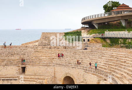 Tarragona, Spagna - 16 agosto 2014: Lo storico anfiteatro di Tarragona con pochi turisti, Catalogna, Spagna Foto Stock