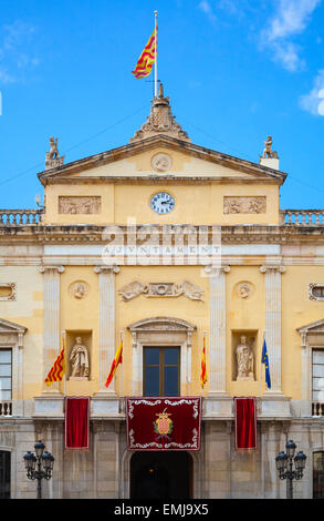 Tarragona, Spagna - 16 agosto 2014: facciata del municipio con orologio e bandiere. Tarragona, Spagna Foto Stock