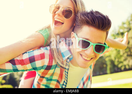 Coppia sorridente divertirsi nel parco Foto Stock