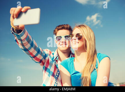 Coppia sorridente avendo divertimento all'aperto Foto Stock