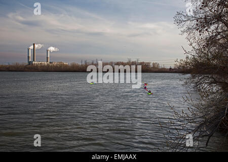 Monroe, Michigan - Kayak su una laguna in sterline parco dello stato. A sinistra è il DTE Energy's Monroe Power Plant, il secondo più grande etichetta COA Foto Stock