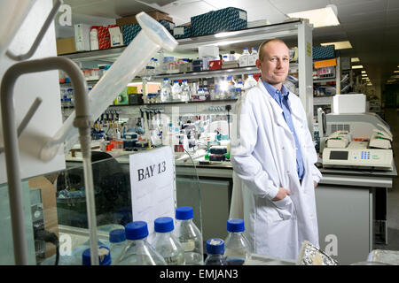 Dr Timothy Brown presso la Facoltà di Scienze della Vita , Università di Manchester. Foto Stock