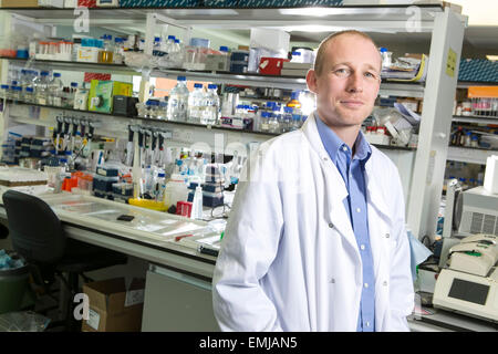 Dr Timothy Brown presso la Facoltà di Scienze della Vita , Università di Manchester. Foto Stock