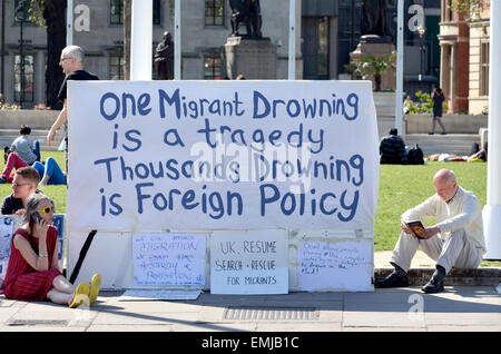 Londra, Regno Unito. Xxi Aprile, 2015. Come ministri dei governi europei si incontrano a Lussemburgo per discutere del Mediterraneo crisi migranti, un piccolo gruppo di protesta in piazza del Parlamento. Foto Stock