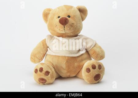 Sorridente di peluche orsetto di peluche su sfondo bianco Foto Stock