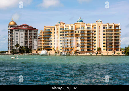 Il Golden Gate complesso appartamento che si affaccia sulla Baia di Sarasota e marina in SW Florida Foto Stock