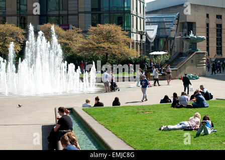 Sheffield, Regno Unito. Xxi Aprile, 2015. Famiglie godendo il sole nella pace dei giardini, Sheffield South Yorkshire, con fontana di acqua. Credito: Catherine Hoggins/Alamy Live News Foto Stock