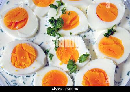 Bollite e tagliate a fette uova visto su un buffet Foto Stock