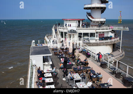 Outdoor cafe ristorante al molo di Scheveningen in l'Aia (Den Haag), Holland, Paesi Bassi. Foto Stock