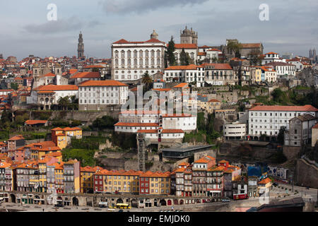 La città di Porto in Portogallo, la vista sul centro storico della città. Foto Stock