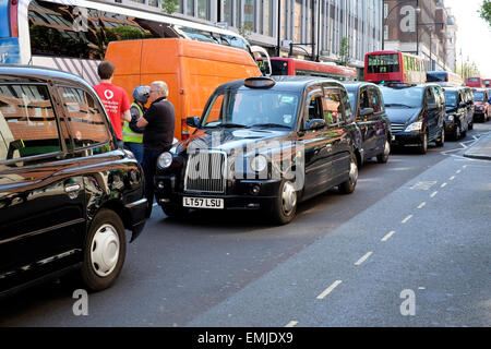 Oxford Street bloccato da conducenti di taxi come protestano contro i contenuti illegali mini cabs. Foto Stock