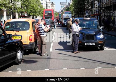 Oxford Street bloccato da conducenti di taxi come protestano contro i contenuti illegali mini cabs. Foto Stock