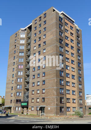 Kingmere Appartamenti - residenziale grande torre alta blocco di appartamenti in Littlehampton, West Sussex, in Inghilterra, Regno Unito. Foto Stock