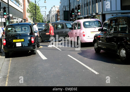 Oxford Street bloccato da conducenti di taxi come protestano contro i contenuti illegali mini cabs. Foto Stock