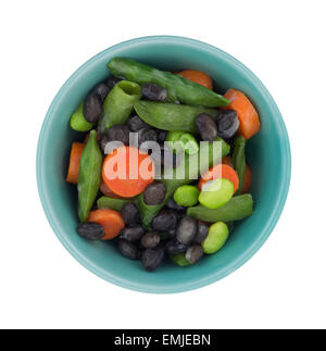 Vista dall'alto di una piccola ciotola di verdure saltate al burro su uno sfondo bianco. Foto Stock