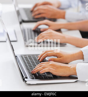 Gruppo di persone che lavorano con i notebook in ufficio Foto Stock