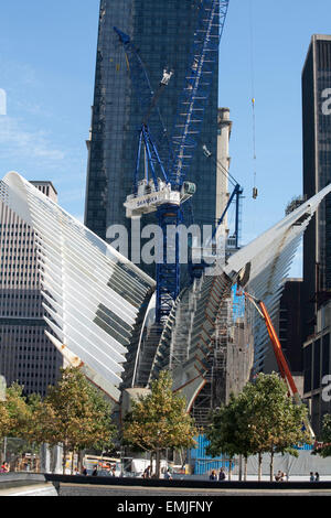 Il World Trade Center Hub di trasporto in fase di costruzione il quartiere finanziario e il Tribeca New York City USA Foto Stock