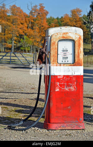 Rusty vecchia pompa di benzina in autunno. Foto Stock