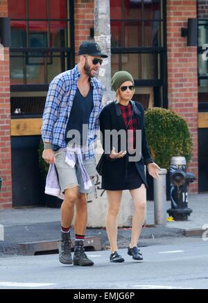 Kate Mara individuato nell'East Village con la stilista Johnny Wujek e sua madre, Kathleen McNulty Rooney con: Kate Mara,Johnny Wujek dove: la città di New York, New York, Stati Uniti quando: 17 Ott 2014 Foto Stock