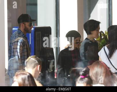 Kate Mara individuato nell'East Village con la stilista Johnny Wujek e sua madre, Kathleen McNulty Rooney con: Kate Mara,Johnny Wujek dove: la città di New York, New York, Stati Uniti quando: 17 Ott 2014 Foto Stock