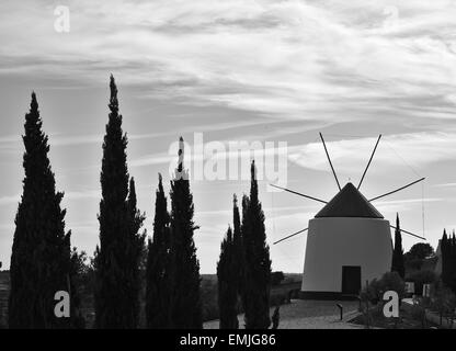 Antico mulino a vento in Algarve, PORTOGALLO Foto Stock