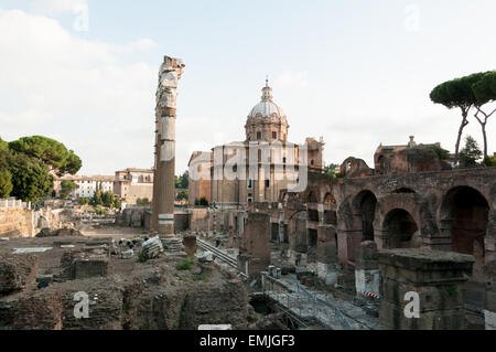 I Santi Luca e Martina chiesa con Curia Julia in background Foto Stock