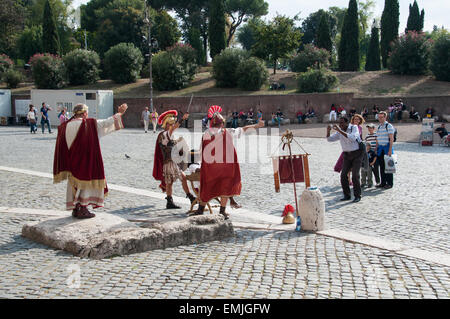 Artisti di strada vestiti come Imperatore Romano e i soldati di scattare foto con i turisti, Roma, Italia Foto Stock