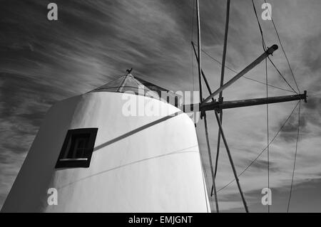 Antico mulino a vento in Algarve, PORTOGALLO Foto Stock