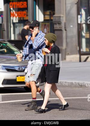 Kate Mara individuato nell'East Village con la stilista Johnny Wujek e sua madre, Kathleen McNulty Rooney con: Kate Mara,Johnny Wujek dove: la città di New York, New York, Stati Uniti quando: 17 Ott 2014 Foto Stock