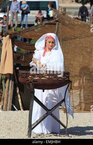 Roma, Italia. Xxi Aprile, 2015. Roma anniversario di fondazione ricostruzione storica, sacerdotessa accende il fuoco sacro Credito: marco varrone/Alamy Live News Foto Stock