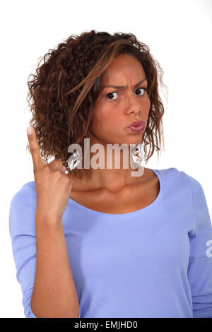 La donna scuotendo il suo dito nella rabbia Foto Stock