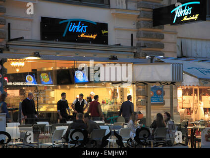 Austria, Vienna, Mariahilfer Strasse, ristorante turco, persone Foto Stock