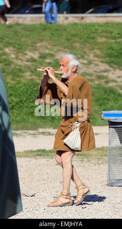 Roma, Italia. Xxi Aprile, 2015. Roma anniversario di fondazione ricostruzione storica, senior l'uomo gioca piffero vecchio italiano Fife Credito: marco varrone/Alamy Live News Foto Stock