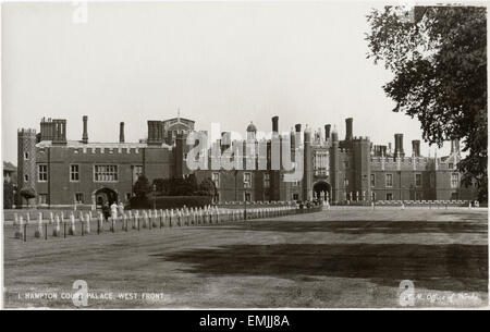 Hampton Court Palace, fronte ovest, Borough di Richmond upon Thames, Greater London, England, Regno Unito, cartolina, circa 1920 Foto Stock