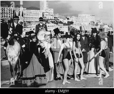 Un gruppo di giovani donne in costume da bagno di corrente in contrasto con la moda da 100 anni prima, 1866, indossato da un altro gruppo, parte delle celebrazioni centenarie, Monaco, 1966 Foto Stock