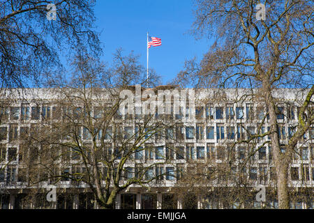LONDON, Regno Unito - 14 APRILE 2015: una vista dell'Ambasciata degli Stati Uniti d'America, situato su Grosvenor Square a Londra il 1 Foto Stock