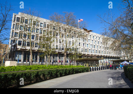 LONDON, Regno Unito - 14 APRILE 2015: una vista dell'Ambasciata degli Stati Uniti d'America, situato in Grosvenor Square a Londra il 1 Foto Stock