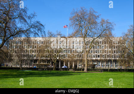 LONDON, Regno Unito - 14 APRILE 2015: una vista dell'Ambasciata degli Stati Uniti d'America, situato su Grosvenor Square a Londra il 1 Foto Stock