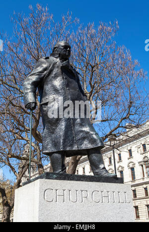 Una statua di discutibilmente la Gran Bretagna è più iconica Primo Ministro Sir Winston Churchill, situato sulla piazza del Parlamento a Londra. Foto Stock