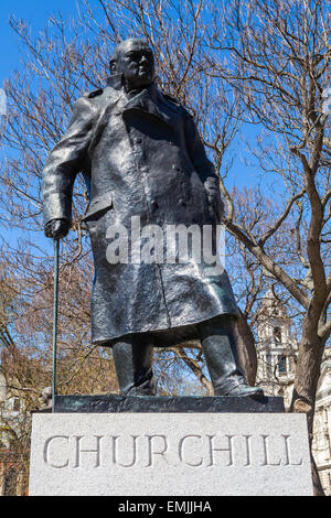 Una statua di discutibilmente la Gran Bretagna è più iconica Primo Ministro Sir Winston Churchill, situato sulla piazza del Parlamento a Londra. Foto Stock