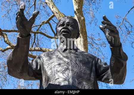 Una statua dell ex presidente sudafricano Nelson Mandela, situato sulla piazza del Parlamento a Londra. Foto Stock