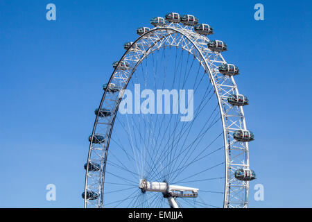 LONDON, Regno Unito - 14 APRILE 2015: una vista della magnifica London Eye a Londra il 14 aprile 2015. Foto Stock