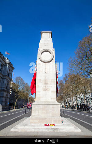 La storica il Cenotafio War Memorial situato su Whitehall a Londra. Foto Stock