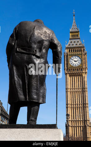 Una statua di discutibilmente la Gran Bretagna è più iconica Primo Ministro Sir Winston Churchill, situato sulla piazza del Parlamento a Londra. Foto Stock