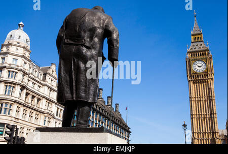 Una statua di discutibilmente la Gran Bretagna è più iconica Primo Ministro Sir Winston Churchill, situato sulla piazza del Parlamento a Londra. Foto Stock