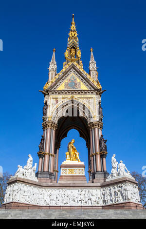 Una vista della magnifica Albert Memorial in Kensington Gardens, Londra. Foto Stock